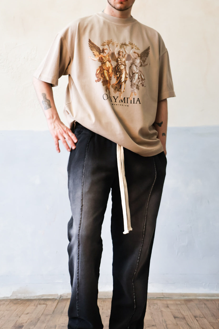 Three Angels Graphic Tee in Dune