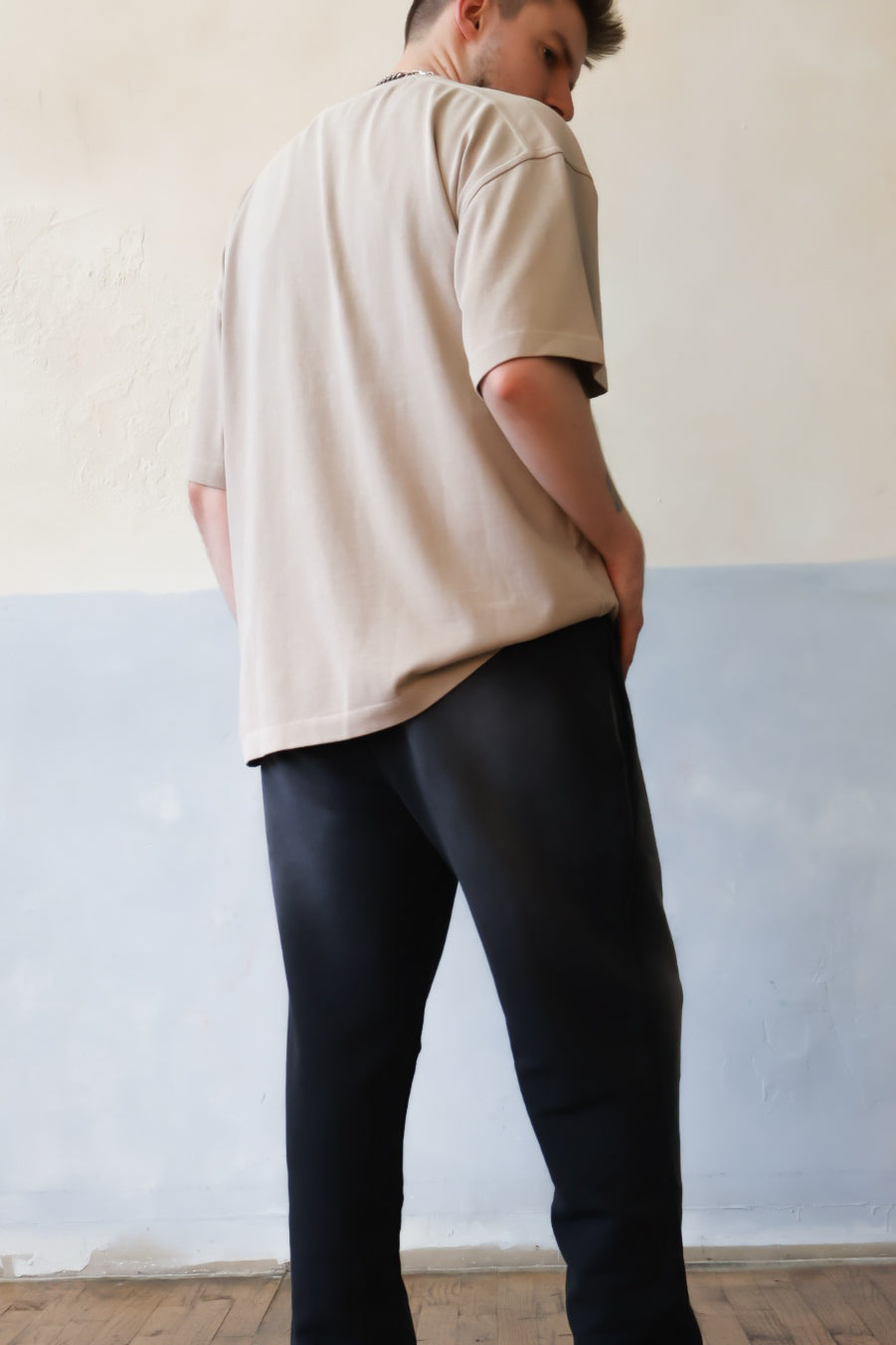 Three Angels Graphic Tee in Dune