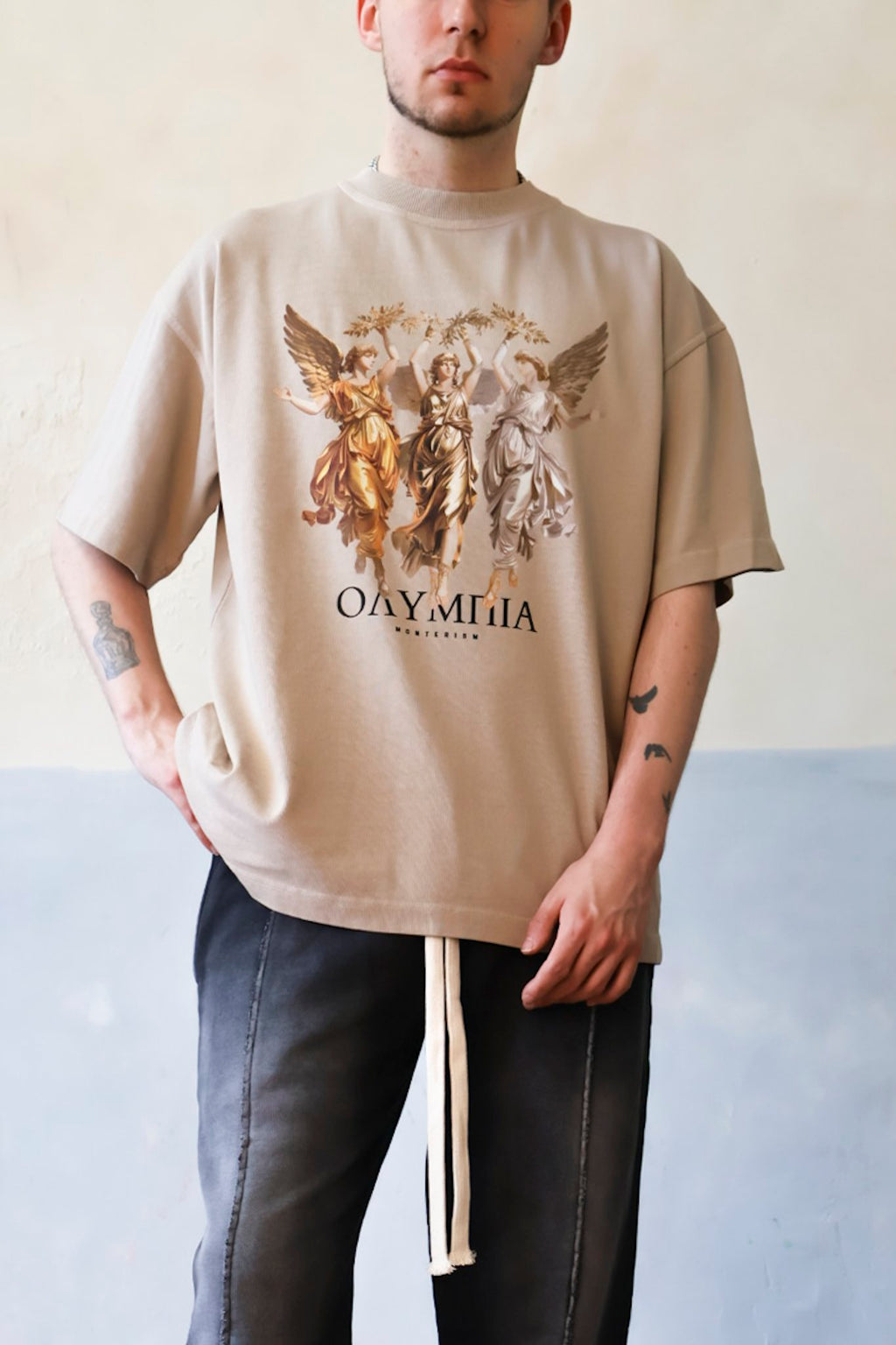 Three Angels Graphic Tee in Dune